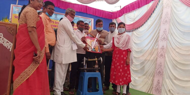 गांगलवाडी येथील लोकार्पण बहुउद्देशीय सामाजिक शिक्षण संस्थेच्या वतीने 50 कारागिरांना टूल किट वितरण