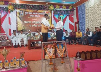युवा किंग कलाल (कलार) समाजा तर्फे रुग्णमित्र गजू कुबडे यांचा सत्कार