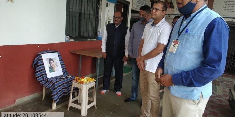 नीलकंठराव शिंदे विज्ञान व कला महाविद्यालयात गानसम्राज्ञी भारतरत्न लता मंगेशकर यांना श्रद्धांजली अर्पण