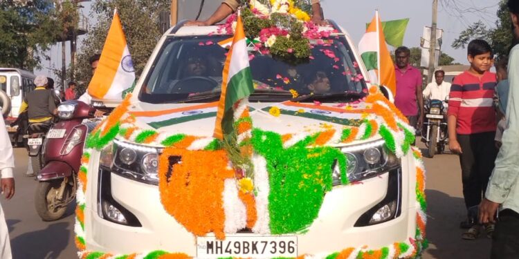मुकुटबन येथे सेवानिवृत्त सैनिकाचे गावकऱ्यांनी केले जंगी स्वागत