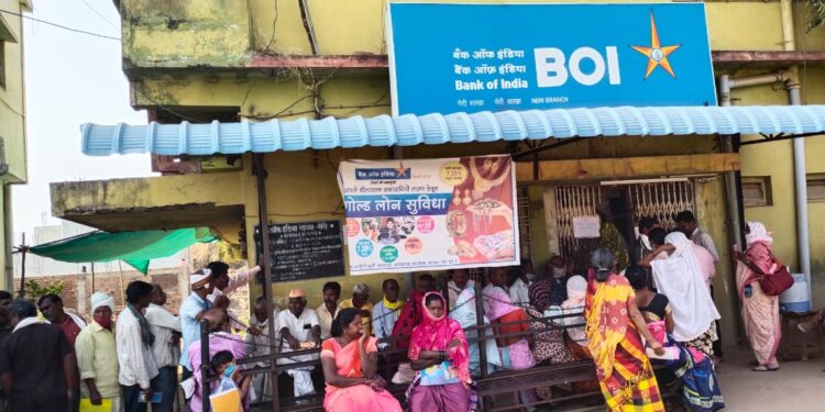 बँक कर्मचाऱ्याने गाठला असभ्यतेचा कळस