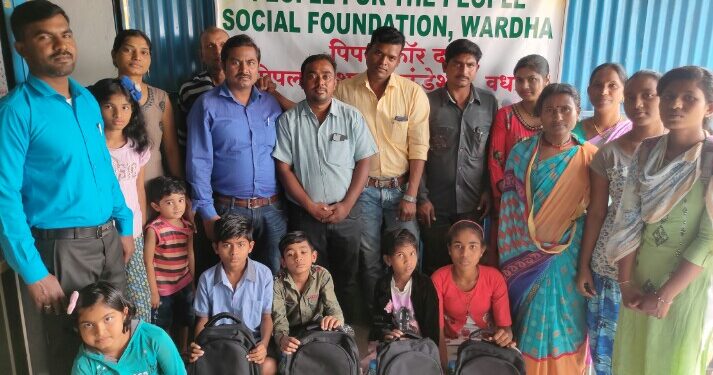 Wardha पिपल फॉर द पिपल सोशल फाउंडेशन च्या वतीने अनाथ मुलांना शालेय किट वाटप