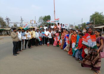 सिंदेवाही काँग्रेसतर्फे मोदींच्या महाराष्ट्र विरोधी वक्तव्या निषेधार्थ धरणे