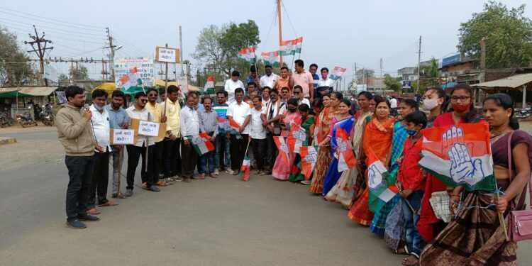 सिंदेवाही काँग्रेसतर्फे मोदींच्या महाराष्ट्र विरोधी वक्तव्या निषेधार्थ धरणे