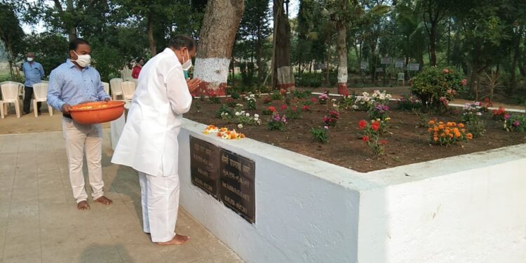 मानवतेचा अमूल्य संदेश देणाऱ्या महान समाजसेवक श्रद्देय बाबा आमटे यांचा स्मृतिदिन कार्यक्रम आनंदवनात