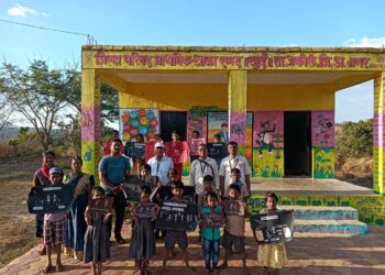 आदिवासी दुर्गम भागातील विद्यार्थ्यांनी बनवली “वारली” चित्रे