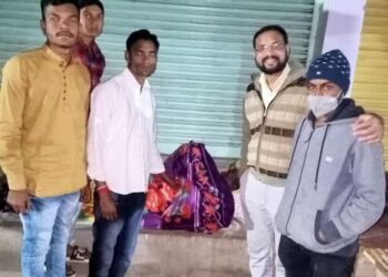 धीरज मित्रपरिवार व्हॉट्सॲप ग्रुपच्या सदस्यांनी केले निराधारांना ब्लॅंकेटचे वाटप.