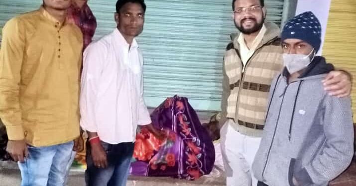 धीरज मित्रपरिवार व्हॉट्सॲप ग्रुपच्या सदस्यांनी केले निराधारांना ब्लॅंकेटचे वाटप.
