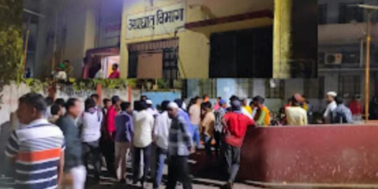 धारधार शस्त्राने आईला केले ठार, मुलीवर वार