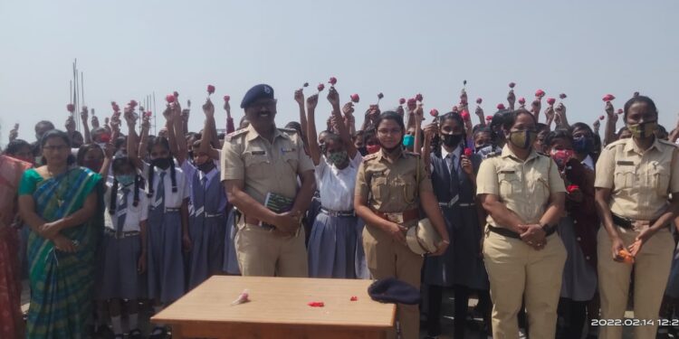 मोबाईलचा अतिवापर न करता अभ्यासावर लक्ष केंद्रित करा – पोलीस निरीक्षक उमेश बेसरकर यांचे प्रतिपादन