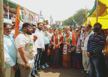 वरोऱ्यात महाविकास आघाडी एकवटली, नवाब मलिक यांच्या समर्थनार्थ गांधी चौकात जोरदार घोषणाबाजी