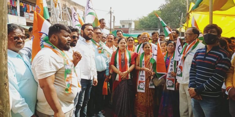 वरोऱ्यात महाविकास आघाडी एकवटली, नवाब मलिक यांच्या समर्थनार्थ गांधी चौकात जोरदार घोषणाबाजी