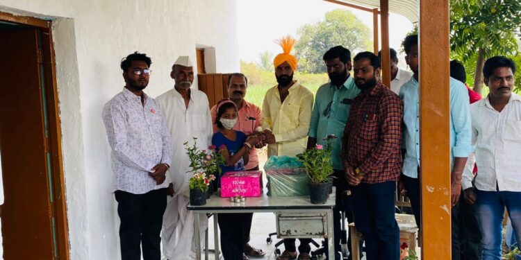 वृक्षारोपण करून हिम्मत नागणे यांचा वाढदिवस साजरा