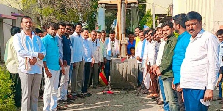 बॅंक कॉलनी  येथील सिमेंट रस्त्याचे भूमिपूजन श्रीरामजी मुंडे यांच्या हस्ते संपन्न…