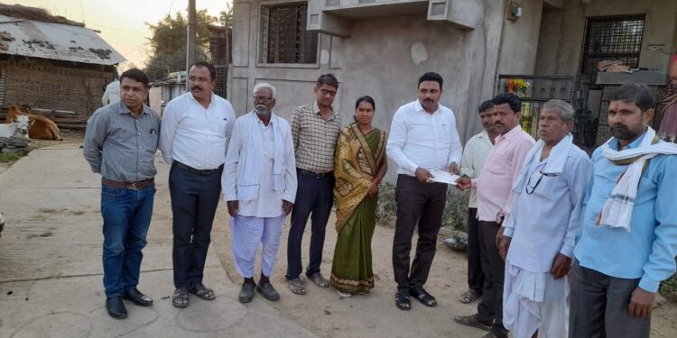 कृषी उत्पन्न बाजार समितीचे संचालक मंडळ पोहचले शेतकऱ्यांच्या दारी
