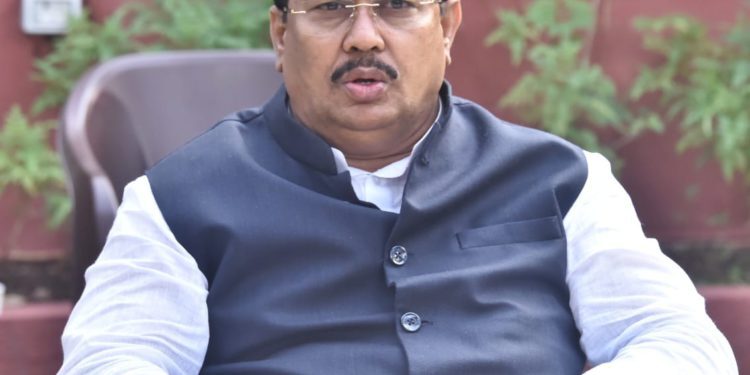राज्यसरकार युक्रेनमध्ये अडकलेल्या विद्यार्थ्यांना सर्वोतोपरी मदत करणार :- आपत्ती व्यवस्थापन, मदत व पुनर्वसन मंत्री विजय वडेट्टीवार