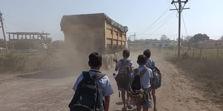जिल्हाधिकारी साहेब धुळी पासून मुक्त करा हो…!