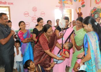 महिला व बालविकास मंत्र्यांनी स्वतः मोजले अंगणवाडीतील बालकांचे वजन, उंची