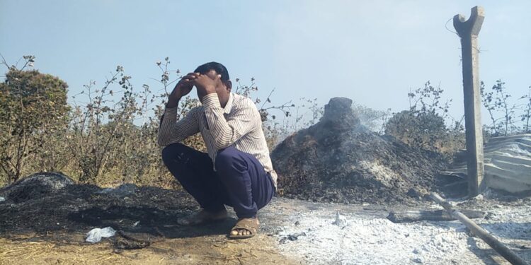 गोठ्याला लागली आग, जनावरांसह शेतीउपयोगी साहित्य जळून खाक