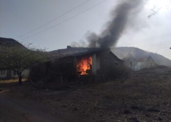 पाटबंधारे खात्याच्या गोडाऊनला आग