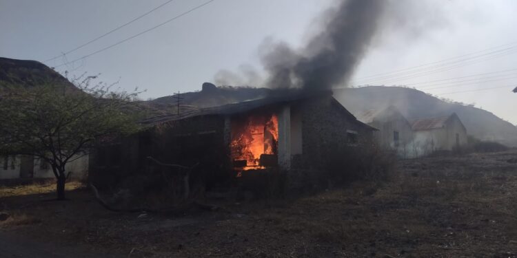 पाटबंधारे खात्याच्या गोडाऊनला आग