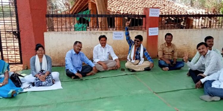 महसूल कर्मचाऱ्यांचा दहा दिवसानंतर ही संप सुरूच