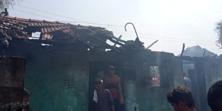 चेकलिखितवाड्यात भिषण आग तीन घरे जळून खाक
