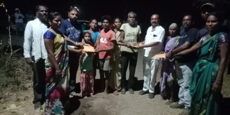 लिखितवाड्यातील नुकसान ग्रस्त ठाकूर कुटुंबाला आमदार सुभाष धोटेंकडून १५ हजाराची तात्काळ मदत