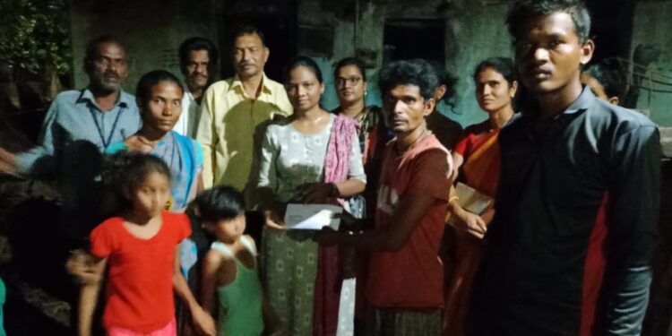 आगीत घर जळून खाक झालेल्या लिखितवाड्यातील ठाकूर कुटुंबाला आ.सुधीर मुगंटीवारांचा मदतीचा हात