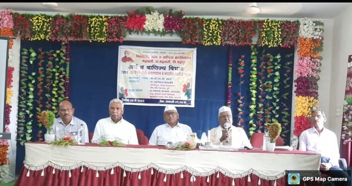 विवेकानंद महाविद्यालयात नैसर्गिक शेती व गाईचे महत्व या विषयावर मार्गदर्शन