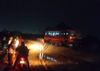 एस आर के कंपनीचा गलथानपणा रस्त्यावर …