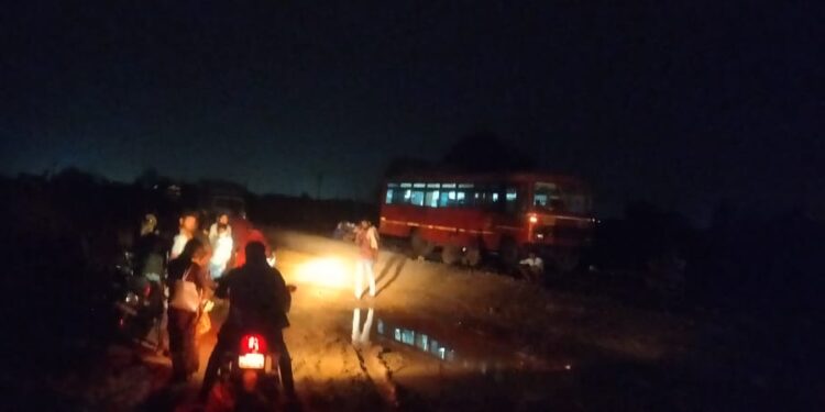एस आर के कंपनीचा गलथानपणा रस्त्यावर …