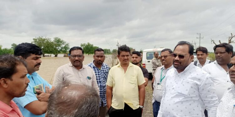 आमदार किशोर जोरगेवार यांनी केली पुराच्या पाण्याने नुकसान झालेल्या शेतपिकांची पाहणी