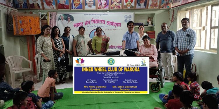 अंध विद्यार्थ्यांना डिजिटल काडीचे प्रशिक्षण .
