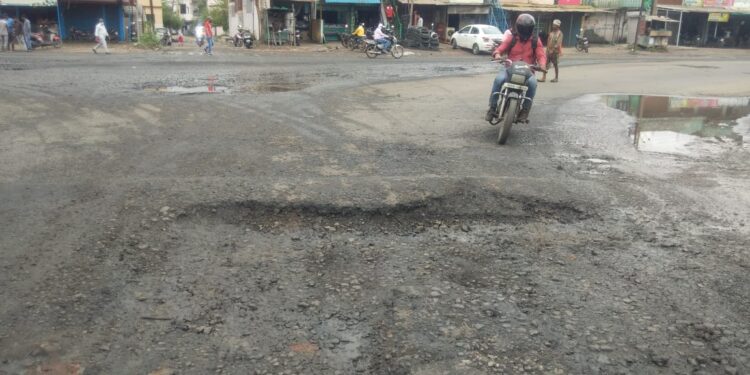 काय ते खड्डे , काय ते अपघात ,घुग्घुस मध्ये काहीच ओक्के नाय