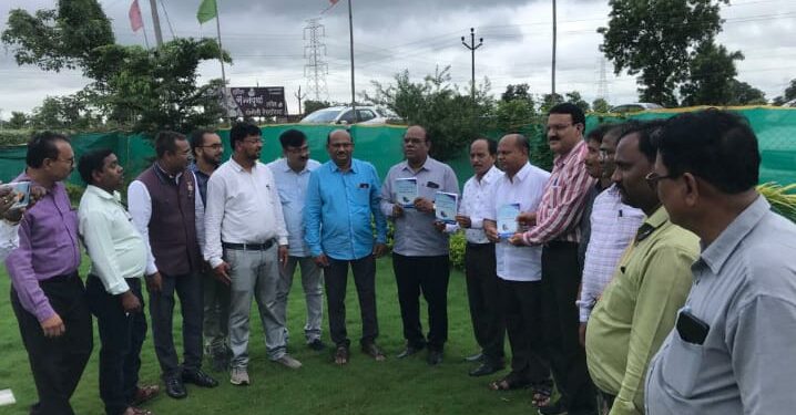 ब्रह्मपुरी येथे सांख्यिकी तंत्रप्रणाली व व्यावसायिक अंकगणित पुस्तकाचे प्रकाशन