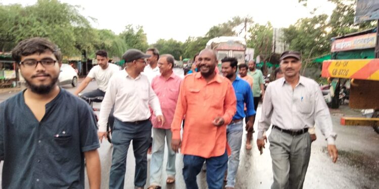 पुरात अडकलेल्या ट्रक चालक व वाहकांना मसालाभातचे वाटप.