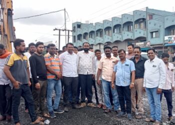 भाजपाच्या दणक्याने घुग्घुस-म्हातारदेवी रस्त्याच्या डागडूजीला सुरूवात