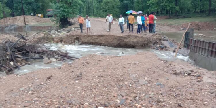 मुसळधार पावसाने रपटा गेला वाहून;आलापल्ली-भामरागड मार्ग झाला बंद