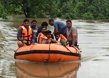 रेस्क्यू ऑपरेशनमुळे दोन युवक सुखरूप बाहेर