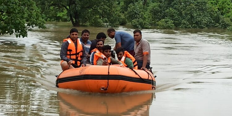 रेस्क्यू ऑपरेशनमुळे दोन युवक सुखरूप बाहेर