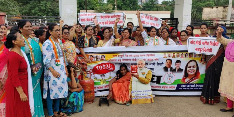 घरगुती गॅस दरवाढी विरोधात चंद्रपूर महिला काँग्रेसचे आंदोलन