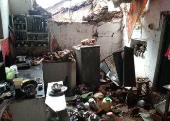 अतिवृष्टी मुळे घराची पडझड होऊन लाखो रुपयांचे नुकसान