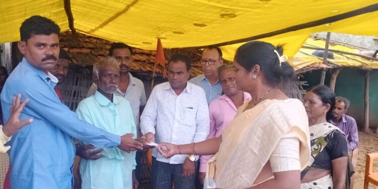 कोर्टीमक्ता येथील मृतक सचिन गायकवाड यांच्या कुटूंबियांना आ. मुनगंटीवार यांच्यातर्फे आर्थिक मदत