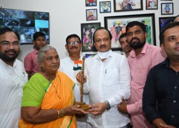 विरोधी पक्षनेते अजित पवार यांनी “अम्मा का टिफिन” उपक्रमाला दिली भेट.