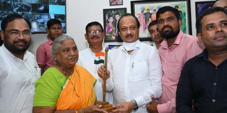 विरोधी पक्षनेते अजित पवार यांनी “अम्मा का टिफिन” उपक्रमाला दिली भेट.