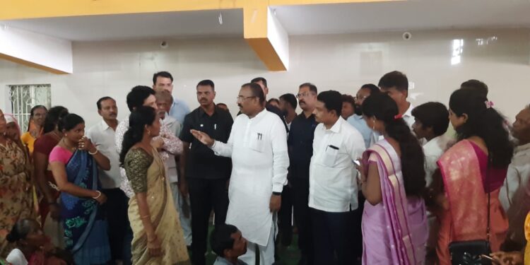 वरोरा व भद्रावती तालुक्यातील पुरस्थितीचा माजी अर्थमंत्री आ. सुधीर मुनगंटीवार यांनी घेतला आढावा.