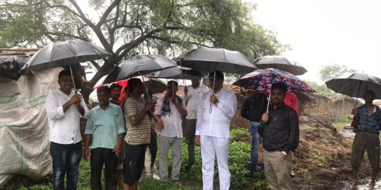 चंद्रपूर जि.प.माजी गट नेता डॉ.सतीश वारजुकर यांनी पूर परिस्थिती केली पाहणी