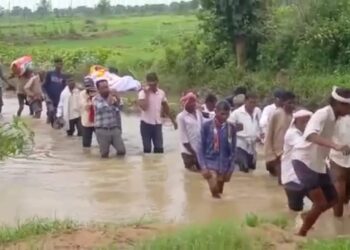 गुडघाभर पाण्यातून काढली अंत्ययात्रा