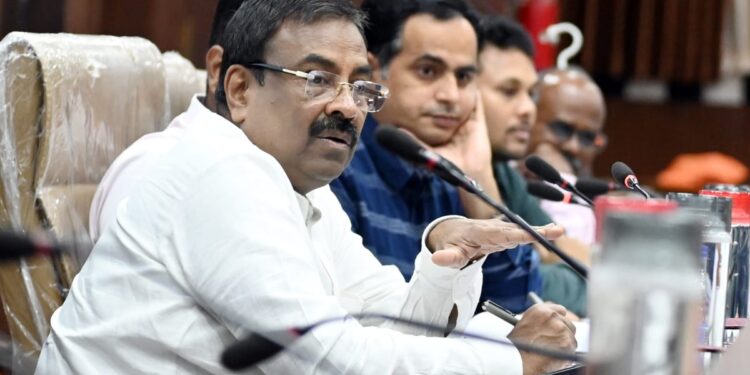 कामगारांच्या मागण्यासंदर्भात पालकमंत्री सुधीर मुनगंटीवार यांनी कर्नाटक एम्टाच्या अधिकाऱ्यांना सुनावले